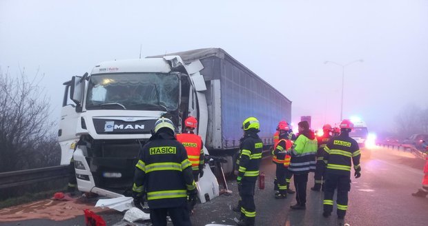 Peklo na D1: 20 km kolona! V mlze se srazily tři náklaďáky, u Tvarožné zemřel řidič domíchávače