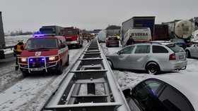 Záchranáři zasahovali u nehody několika nákladních a osobních aut, která zablokovala na 207. kilometru dálnici D1 u Tvarožné směrem z Brna na Ostravu.