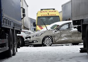 Záchranáři zasahovali u nehody několika nákladních a osobních aut, která zablokovala na 207. kilometru dálnici D1 u Tvarožné směrem z Brna na Ostravu.