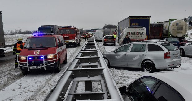 Záchranáři zasahovali u nehody několika nákladních a osobních aut, která zablokovala na 207. kilometru dálnici D1 u Tvarožné směrem z Brna na Ostravu.