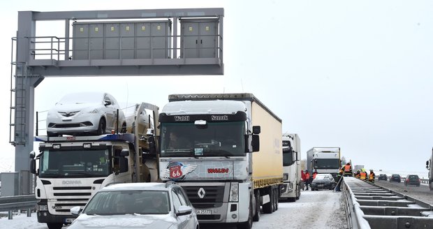 Záchranáři zasahovali u nehody několika nákladních a osobních aut, která zablokovala na 207. kilometru dálnici D1 u Tvarožné směrem z Brna na Ostravu.