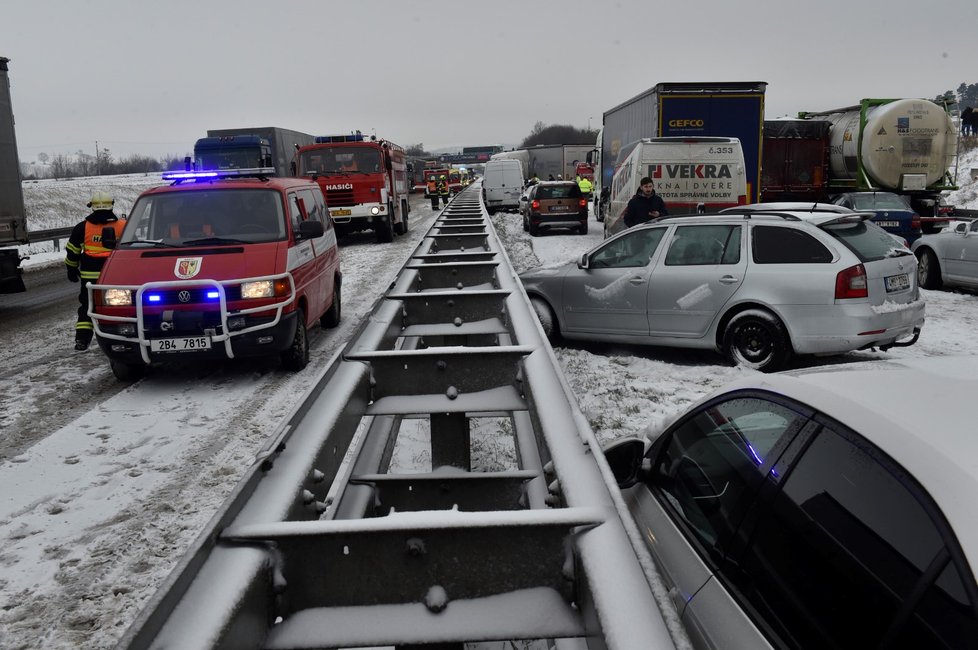 Záchranáři zasahovali u nehody několika nákladních a osobních aut, která zablokovala na 207. kilometru dálnici D1 u Tvarožné směrem z Brna na Ostravu.