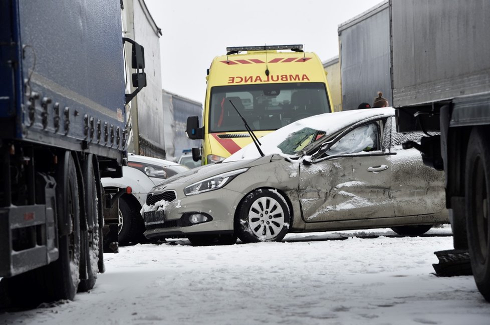 Záchranáři zasahovali u nehody několika nákladních a osobních aut, která zablokovala na 207. kilometru dálnici D1 u Tvarožné směrem z Brna na Ostravu.