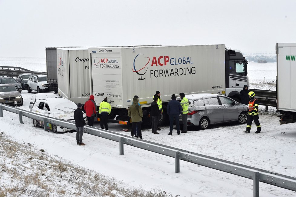 Záchranáři zasahovali u nehody několika nákladních a osobních aut, která zablokovala na 207. kilometru dálnici D1 u Tvarožné směrem z Brna na Ostravu.