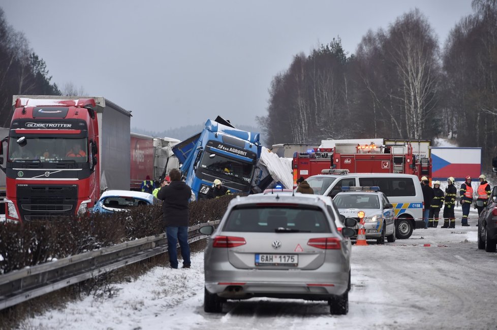 Dálnici D1 na Vysočině v obou směrech po poledni zablokovaly nehody na 99. kilometru nedaleko Větrného Jeníkova.