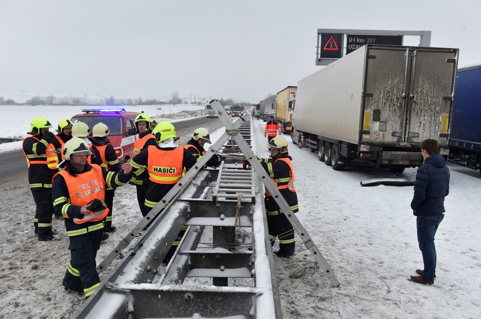 Záchranáři zasahovali u nehody několika nákladních a osobních aut, která zablokovala na 207. kilometru dálnici D1 u Tvarožné směrem z Brna na Ostravu.