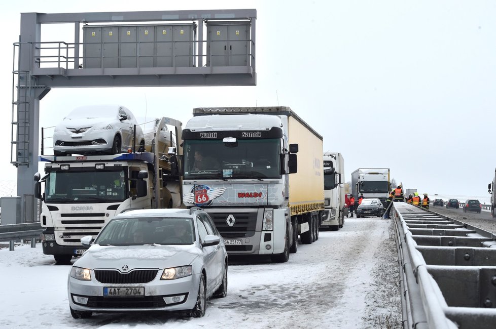 Záchranáři zasahovali u nehody několika nákladních a osobních aut, která zablokovala na 207. kilometru dálnici D1 u Tvarožné směrem z Brna na Ostravu.