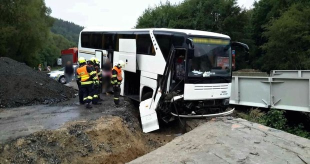 Řidič zájezdového autobusu skončil u Kuřimi na staveništi