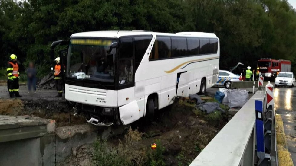 Řidič zájezdového autobusu skončil u Kuřimi na staveništi