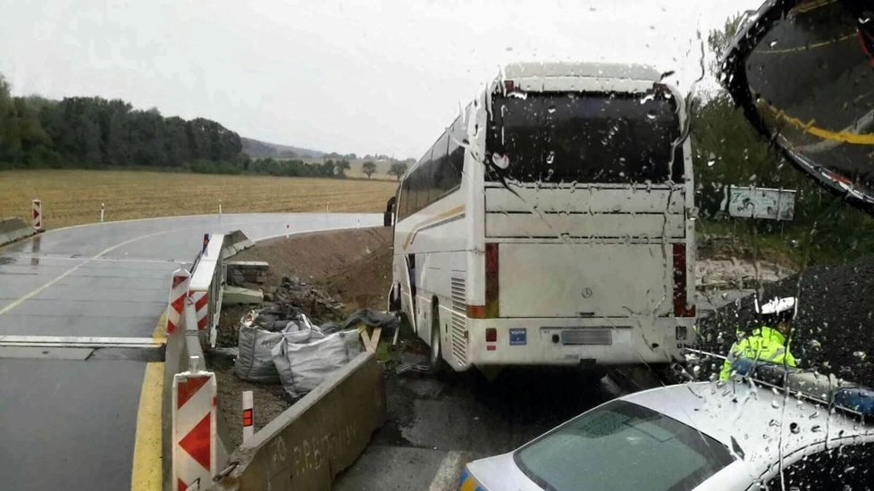 Řidič zájezdového autobusu skončil u Kuřimi na staveništi
