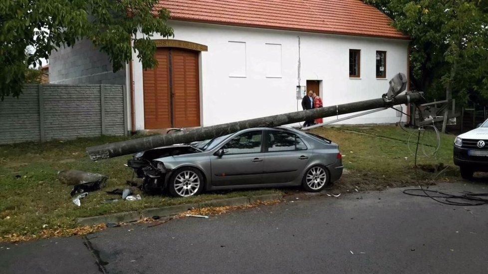V Moravské Nové Vsi porazil šofér betonový sloup