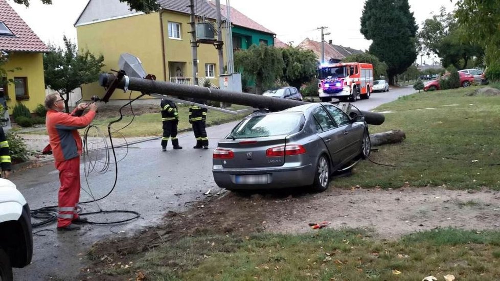 V Moravské Nové Vsi porazil šofér betonový sloup