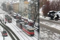 Sněhová nadílka komplikuje dopravu v Praze: Došlo už k 70 nehodám, spoje mají zpoždění