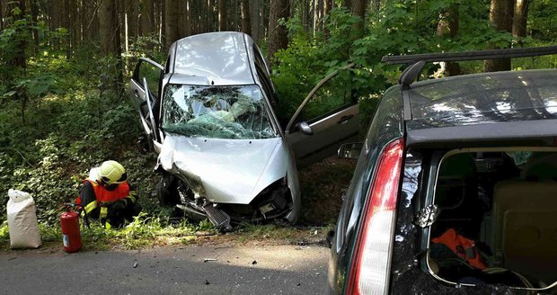 Dvě nehody téměř na stejném místě u Rájce-Jestřebí na Blanensku zaměstnaly v pondělí večer záchranáře. V nemocnici skončilo celkem pět osob včetně malé holčičky.