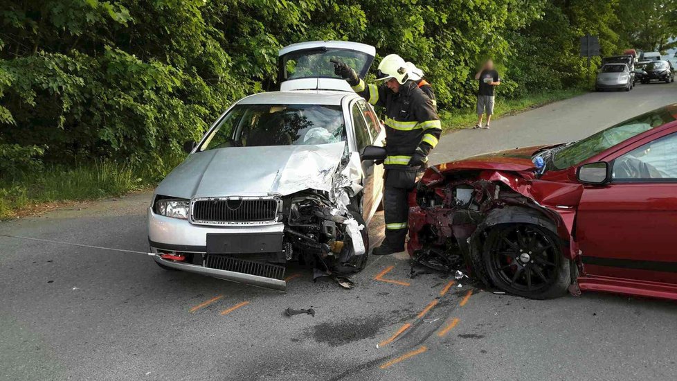 Dvě nehody téměř na stejném místě u Rájce-Jestřebí na Blanensku zaměstnaly v pondělí večer záchranáře. V nemocnici skončilo celkem pět osob včetně malé holčičky.