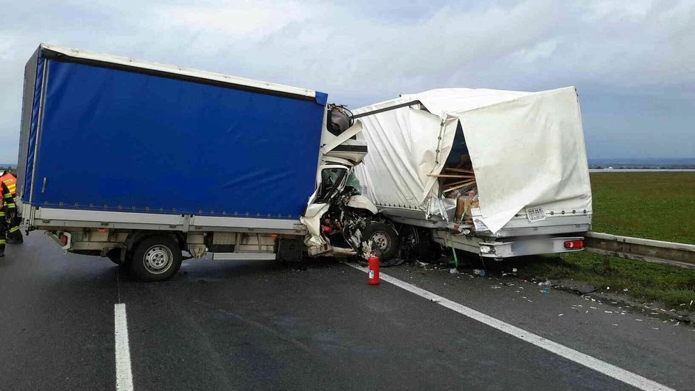 Dálnice D52 ve směru na Brno v úterý večer opět stála. Srazily se na ní dvě dodávky.