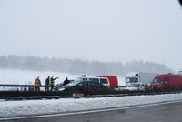 V bílé tmě řidič autobusu na dálnici přehlédl vyprošťovací jeřáb