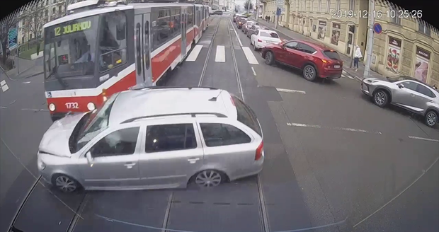Dvě tramvaje slisovaly v prosinci 2019 škodovku na Konečného náměstí.  Řidič vjel do křižovatky na červenou.