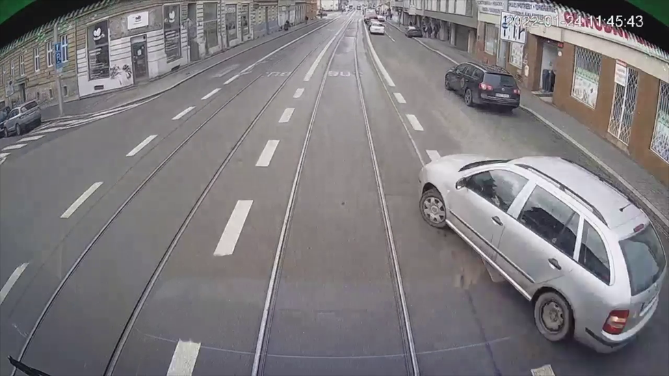 Celkem 795 nehod se událo v roce 2022 v brněnské MHD. Před nepozorností řidičů varuje video, které se promítá ve vozech dopravního podniku.