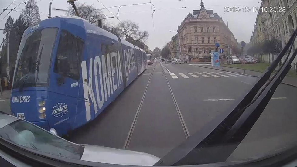 Dvě tramvaje slisovaly v prosinci 2019 škodovku na Konečného náměstí.  Řidič vjel do křižovatky na červenou.