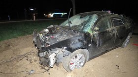 Mladík (21) podle všeho usnul. Z nehody, při které vozem přerazil strom, vyvázl jen s lehkým zraněním. Mazda je ovšem na odpis.
