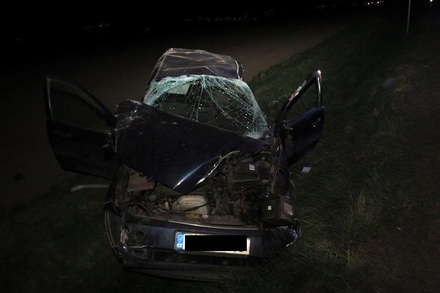 Osmadvacetiletá řidička u Chvalkovic nezvládla řízení a skončila v příkopě. S vážným zraněním ji vrtulník přepravil do nemocnice v Brně.