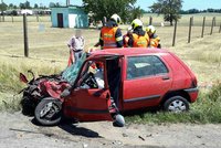 Všichni svatí v akci: Řidička vjela pod náklaďák, opilý koloběžkář se rozplácl na silnici