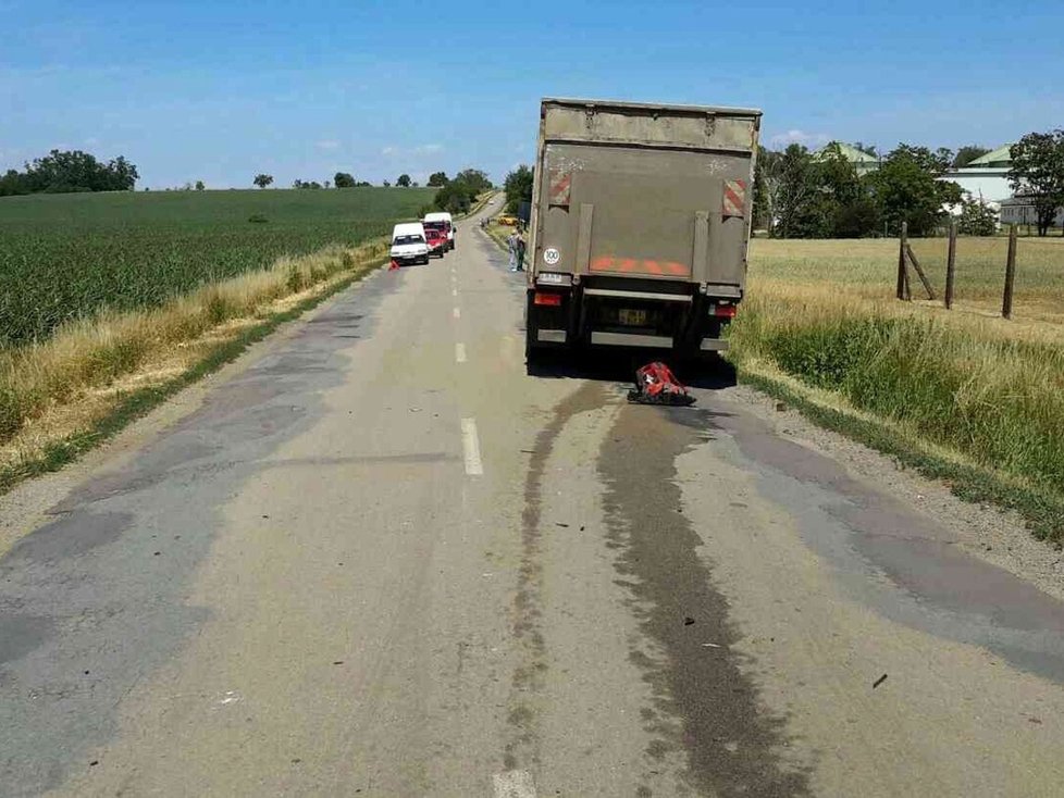 Z nebezpečné srážky s náklaďákem vyvázly řidička (22) a spojezdkyně (41)  kupodivu jen s lehkým zraněním. Předek renaultu prudký náraz zmačkal jako papír.