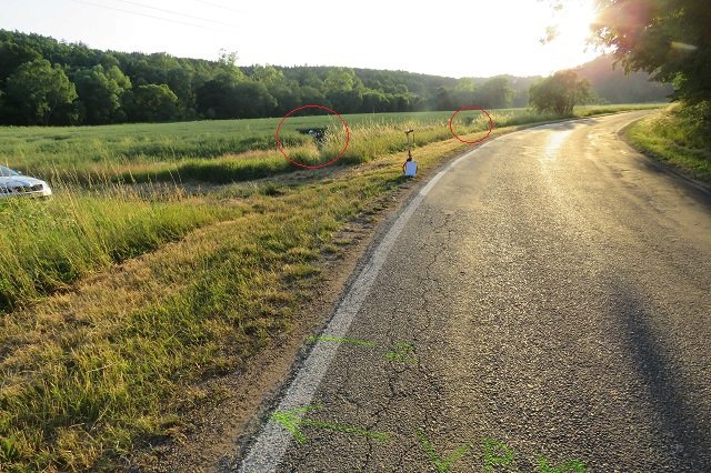 Stejné místo, podobná nehoda. Dva motorkáři oslněni sluncem skončili v tomto poli.