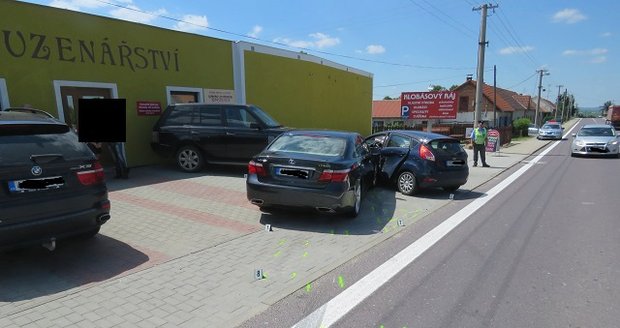 Riskantní předjíždění řidiče (42) u Pavlic odnesly dvě ženy z Chomutovska lehkými zraněními. Celková škoda na třech autech činí čtvrt milionu.
