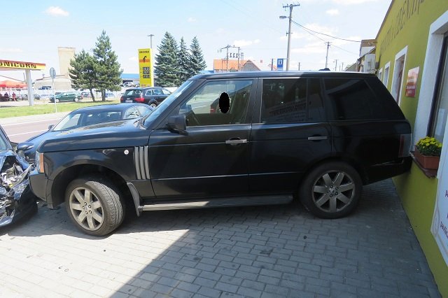 Riskantní předjíždění řidiče (42) u Pavlic odnesly dvě ženy z Chomutovska lehkými zraněními. Celková škoda na třech autech činí čtvrt milionu.
