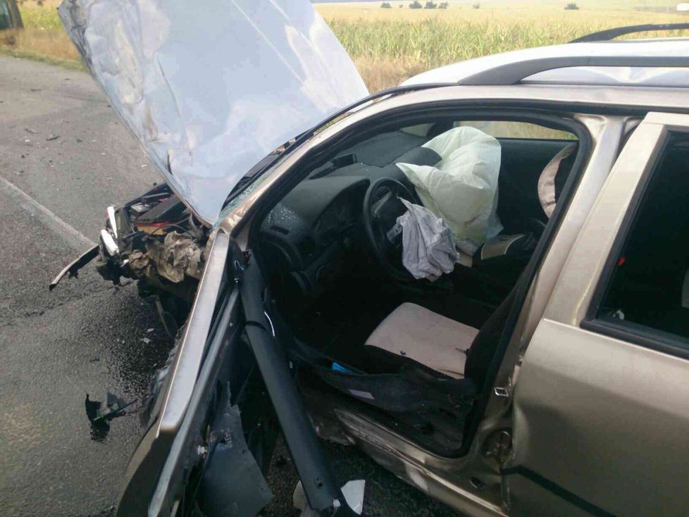 Za děsivě vyhlížející srážkou u Mutěnic na Hodonínsku s třemi zraněnými byla únava či nesoustředěnost jednoho z řidičů.