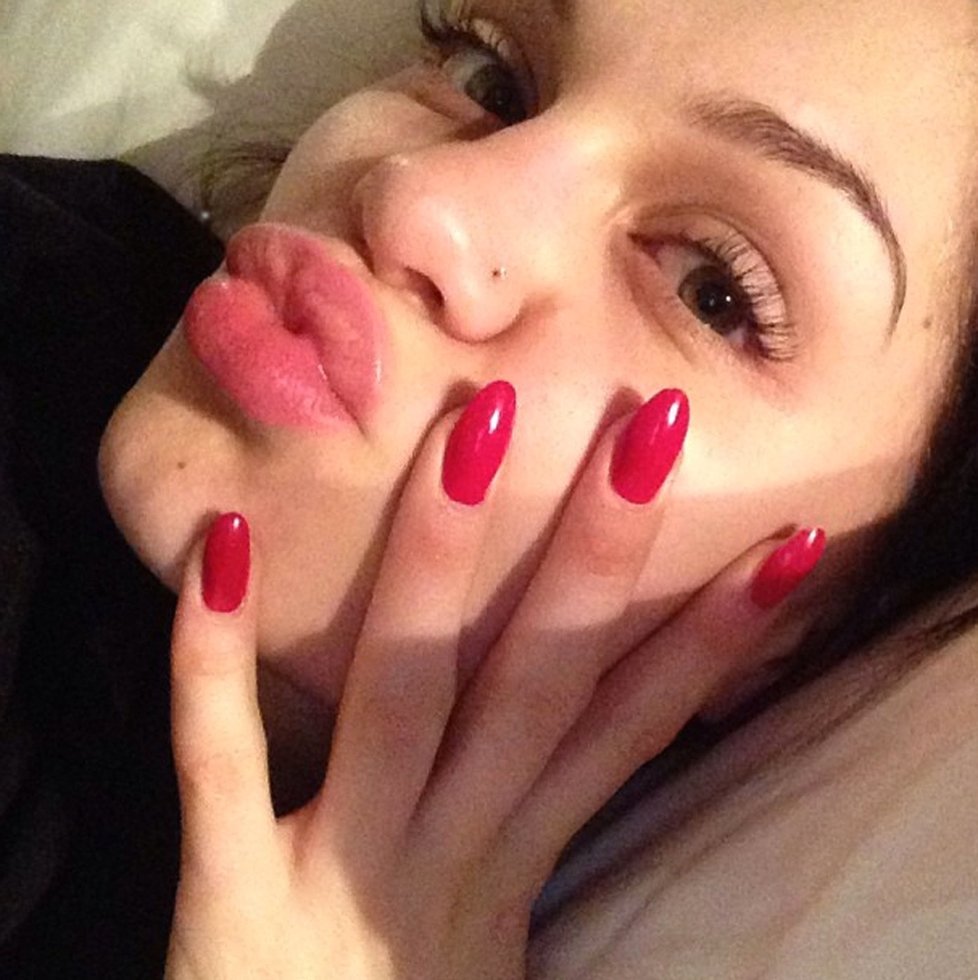 Červené stiletto nehty si zamilovala i zpěvačka Jessie J.