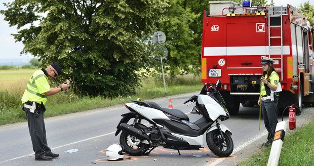 Motorkář se u Nehvizd srazil s dodávkou, utrpěl vážná poranění páteře