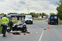 Motorkář spadl a skončil pod autem: Policie hledá svědky nehody