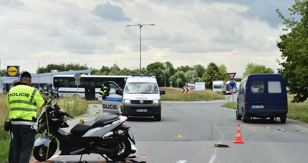 Motorkář spadl a skončil pod autem: Policie hledá svědky nehody