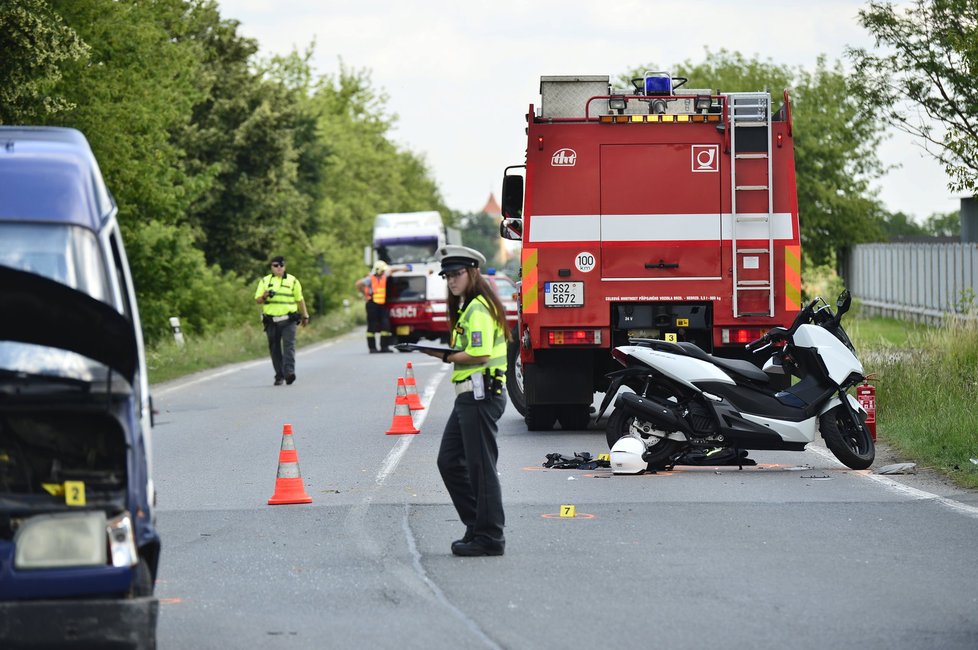 Motorkář utrpěl vážná zranění.