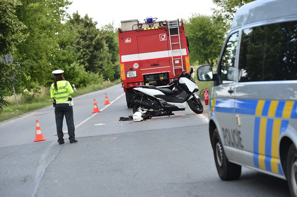 Motorkář při nehodě utrpěl vážná zranění.