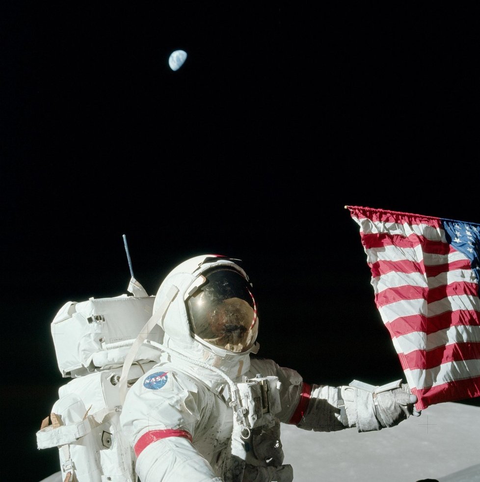Astronauté do povrchu Měsíce zabodli americkou vlajku.