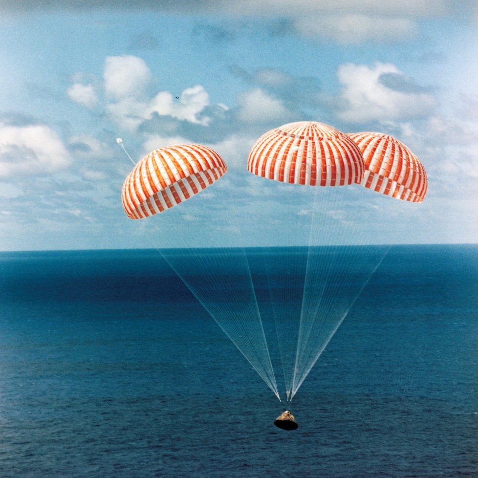 Astronauté přistáli v Tichém oceánu.