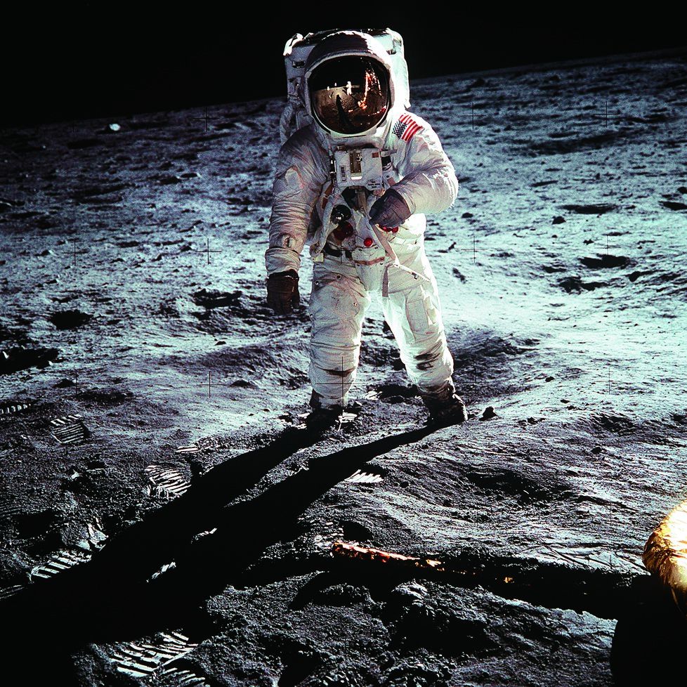 Ikonická fotografie, která zdobila dětský pokoj autora tohoto článku. Skutečnost, že na ní není Neil Armstrong (ten snímek pořídil a je vidět v odrazu helmy), ale jeho kolega Buzz Aldrin, zjistil až po letech.