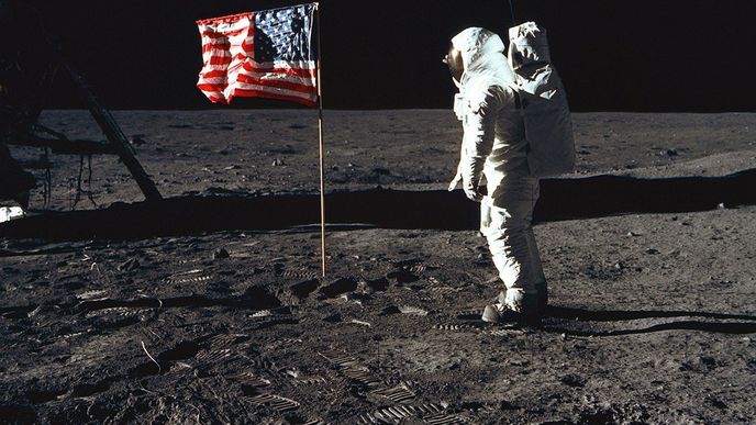 20. července 1969 ve 20:17 UTC přistála posádka pod vedením Neila Armstronga na Měsíc. O šest hodin později Armstrong a pilot Buzz Aldrin vkročili na jeho povrch.