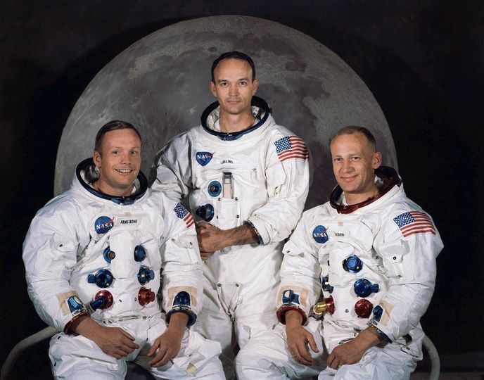 20. července 1969 ve 20:17 UTC přistála posádka pod vedením Neila Armstronga na Měsíc. O šest hodin později Armstrong a pilot Buzz Aldrin vkročili na jeho povrch. 20. července 1969 ve 20:17 UTC přistála posádka pod vedením Neila Armstronga na Měsíc. O šest hodin později Armstrong a pilot Buzz Aldrin vkročili na jeho povrch.