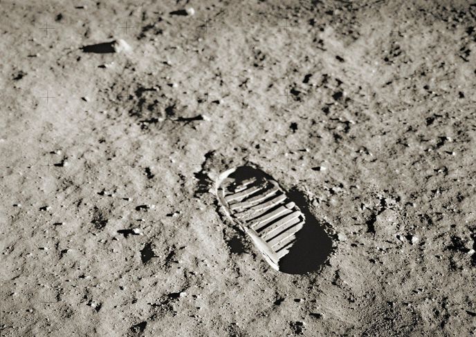 20. července 1969 ve 20:17 UTC přistála posádka pod vedením Neila Armstronga na Měsíc. O šest hodin později Armstrong a pilot Buzz Aldrin vkročili na jeho povrch. 20. července 1969 ve 20:17 UTC přistála posádka pod vedením Neila Armstronga na Měsíc. O šest hodin později Armstrong a pilot Buzz Aldrin vkročili na jeho povrch.
