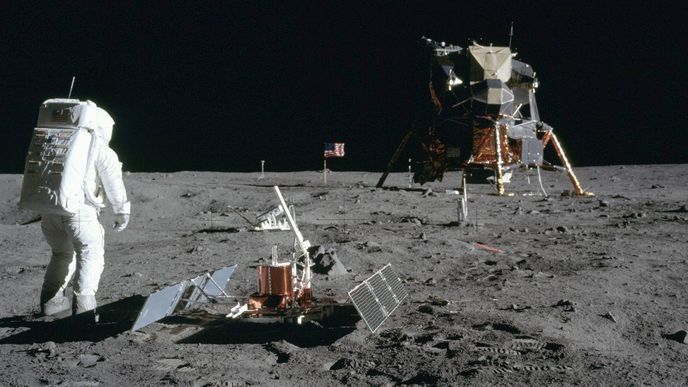 20. července 1969 ve 20:17 UTC přistála posádka pod vedením Neila Armstronga na Měsíc. O šest hodin později Armstrong a pilot Buzz Aldrin vkročili na jeho povrch. 20. července 1969 ve 20:17 UTC přistála posádka pod vedením Neila Armstronga na Měsíc. O šest hodin později Armstrong a pilot Buzz Aldrin vkročili na jeho povrch.