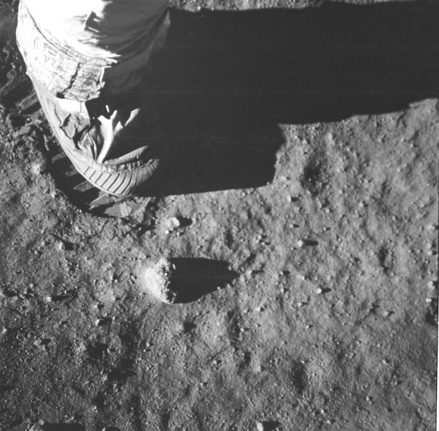 20. července 1969 ve 20:17 UTC přistála posádka pod vedením Neila Armstronga na Měsíc. O šest hodin později Armstrong a pilot Buzz Aldrin vkročili na jeho povrch.