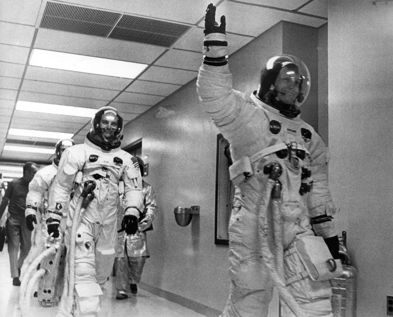 20. července 1969 ve 20:17 UTC přistála posádka pod vedením Neila Armstronga na Měsíc. O šest hodin později Armstrong a pilot Buzz Aldrin vkročili na jeho povrch.
