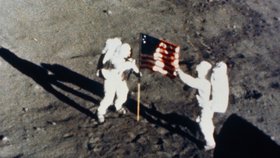 Buzz Aldrin a Neil Armstrong umísťují na povrchu měsíce americkou vlajku