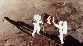 Armstrong s Aldrinem vyvěšují na Měsíci vlajku USA