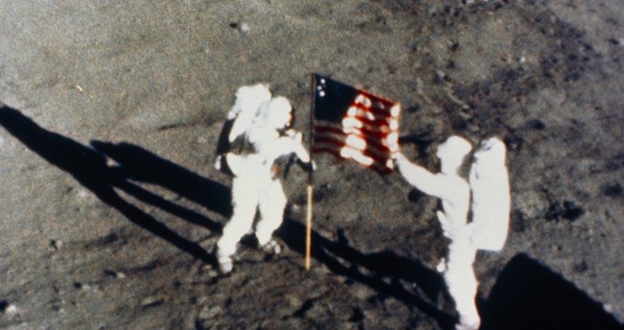 Buzz Aldrin a Neil Armstrong umísťují na povrchu měsíce americkou vlajku